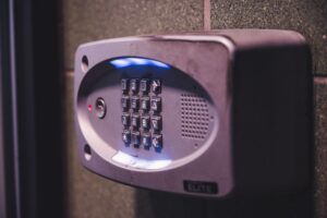 APIキーを安全に管理するセキュリティのイメージ